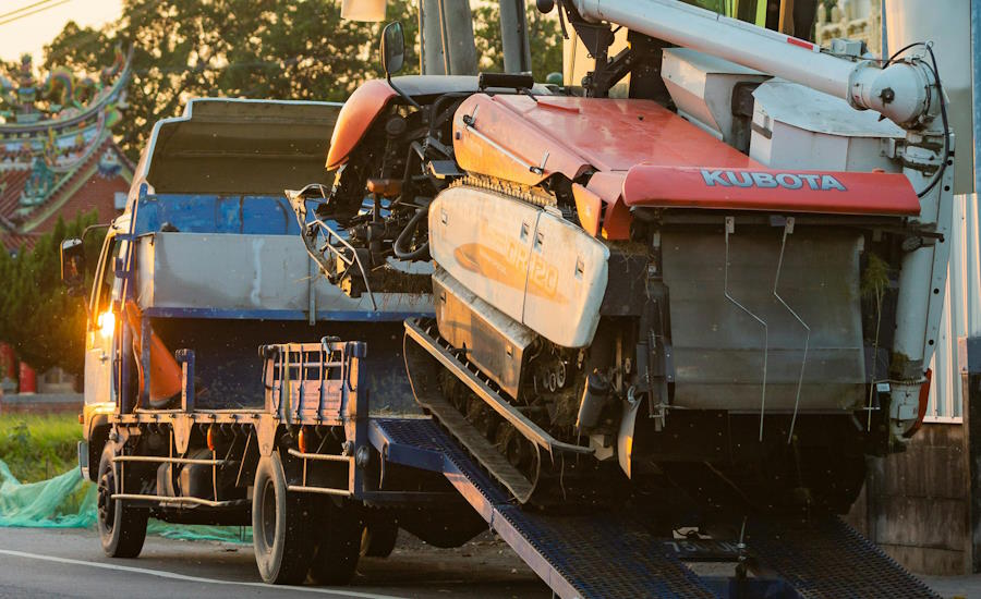 om lasten sticker ut i sidled så bör man utföra transporten under de timmar med låg trafik