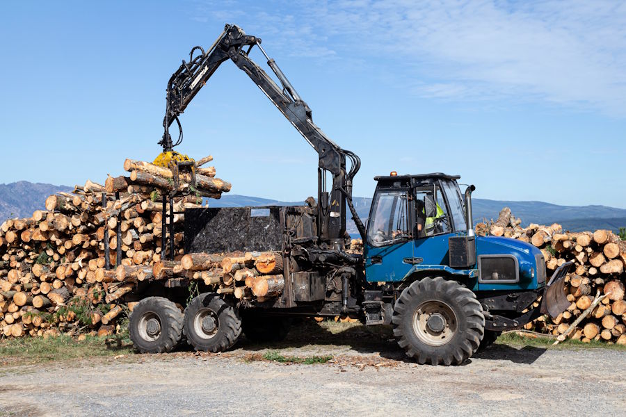 This overpriced piece of machinery is called a forwarder. They are bulky, they are pricey and they are not very flexible, in the sense of multipurpose use. Well, maybe that was taking things a bit too far. They are actually great, but with everyting, there are some downsides, as mentioned.