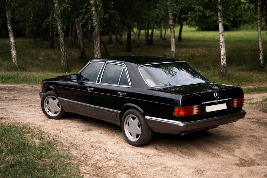 Visste du att Mercedes S-Klass W126 (på bild) samt tidigare W123, var två av de allra första bilmodellerna som utrustades med DPF dieselpartikelfilter? Detta skedde redan år 1985! Dock slog tekniken inte igenom fullt ut, då tidiga sådana här filter var relativt skröpliga och problemtyngda.