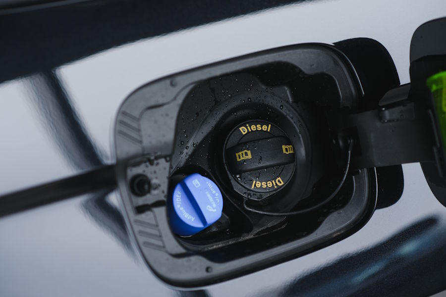 AdBlue påfyllning görs ofta precis bredvid dieselpåfyllningen bakom tanklocket, vilket blir extra smidigt då många mackar har infört just AdBlue via pump, dvs. man behöver inte köpa dunkar med medlet.